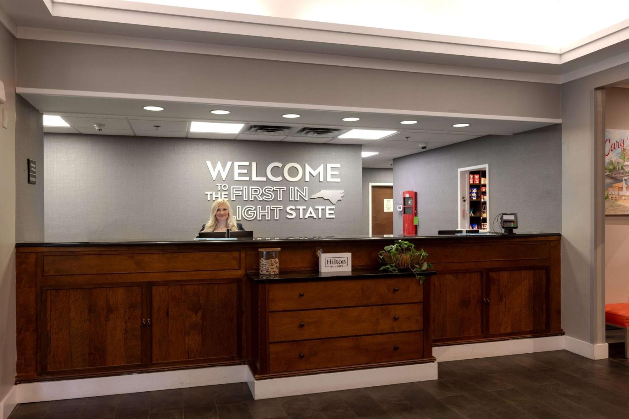 Hampton Inn & Suites Raleigh Cary Lenovo Center Extérieur photo